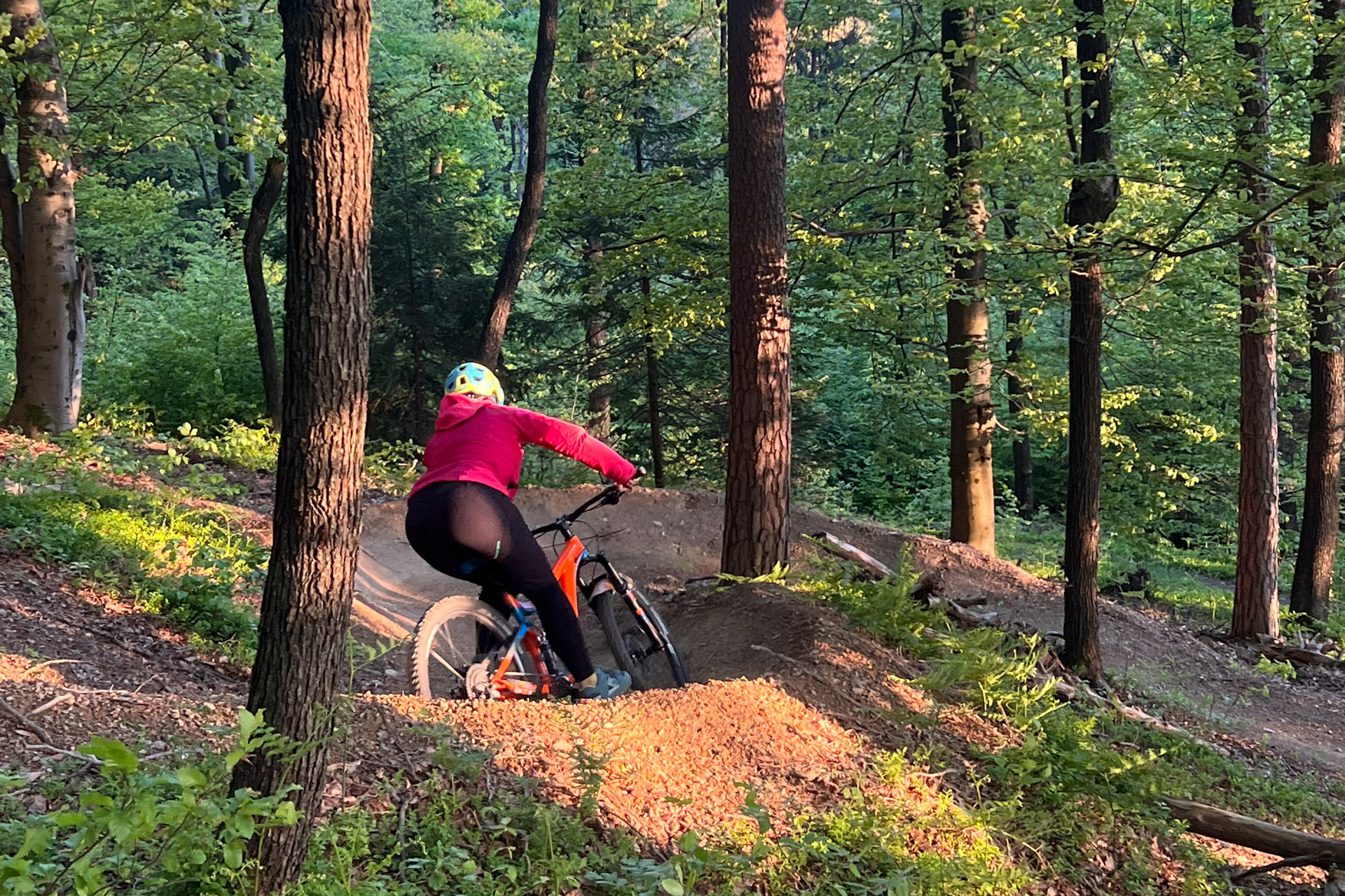 Spust po razgibanem terenu enega izmed različnih trailov Lake Bike parka